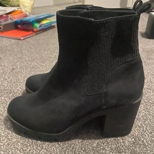Elegant Black Heeled Boots